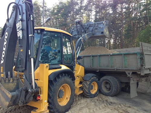 Погрузка песка в самосвалы